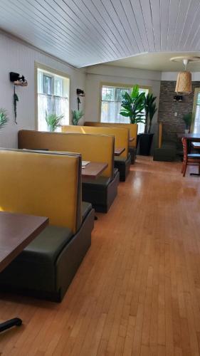 Restorāns, hôtel Fleurs Karaïbes (hotel Fleurs Karaibes) in St-Andre-De-Kamouraska (QC)