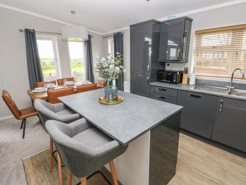 المنظر الخارجي, Driftwood Lodge in Haverfordwest City Center