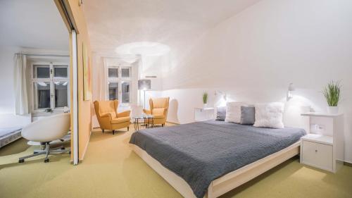 1 queen bed, 2 twin beds