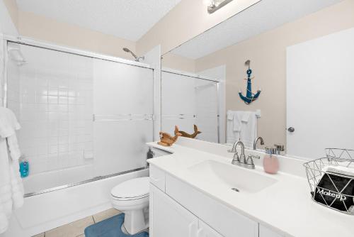 Serene Seaside Retreat - Dog friendly - 2BR Townhouse with Shared Heated Pool Steps to Paradise Beach!