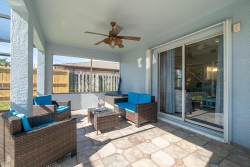 Serene Seaside Retreat - Dog friendly - 2BR Townhouse with Shared Heated Pool Steps to Paradise Beach!