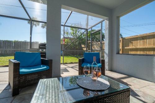 Serene Seaside Retreat - Dog friendly - 2BR Townhouse with Shared Heated Pool Steps to Paradise Beach!