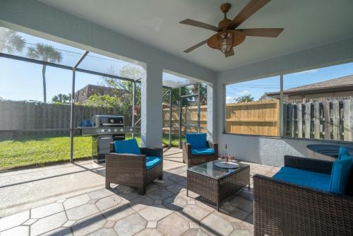 Serene Seaside Retreat - Dog friendly - 2BR Townhouse with Shared Heated Pool Steps to Paradise Beach!