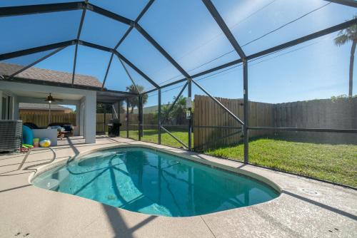 Serene Seaside Retreat - Dog friendly - 2BR Townhouse with Shared Heated Pool Steps to Paradise Beach!