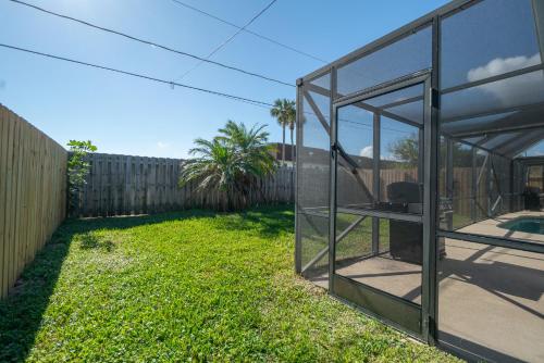 Serene Seaside Retreat - Dog friendly - 2BR Townhouse with Shared Heated Pool Steps to Paradise Beach!