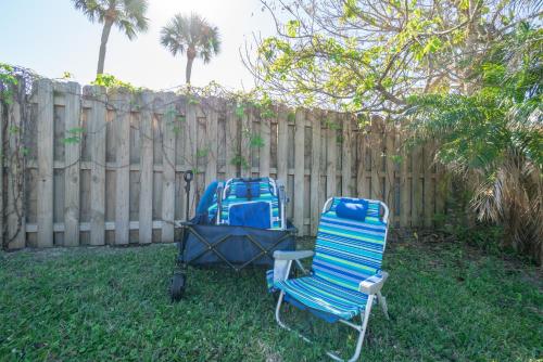Serene Seaside Retreat - Dog friendly - 2BR Townhouse with Shared Heated Pool Steps to Paradise Beach!