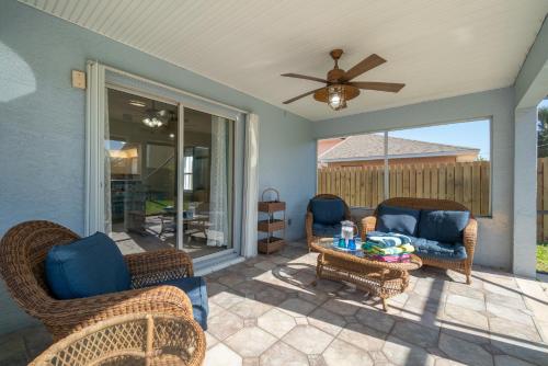 Oceanview Haven - 2BR Beach Townhome with Patio, Shared Heated Pool Steps from Paradise Beach Park! in Melbourne, USA