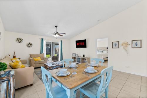 Oceanview Haven - 2BR Beach Townhome with Patio, Shared Heated Pool Steps from Paradise Beach Park! in Melbourne, Vereinigte Staaten von Amerika