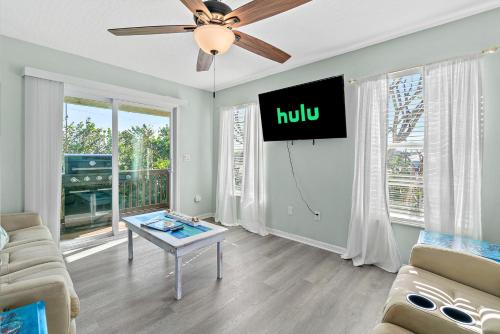 Surfside Paradise Retreat - 3BR and 2BA Duplex, Grill, DOG FRIENDLY - Close to the Beach! in Melbourne, USA