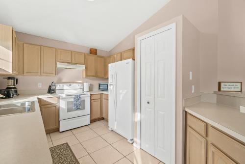 Banana Cabana Two Unit Duplex Walk To The Beach in Melbourne, USA