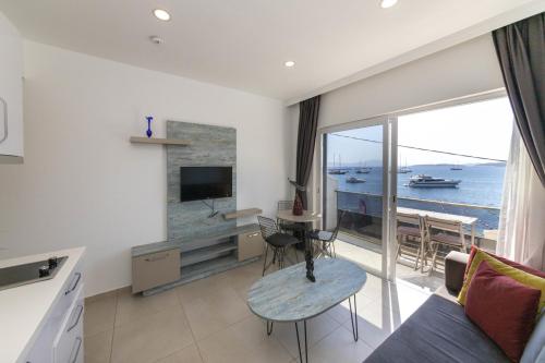 Seafront Flat with Excellent Sea View in Bodrum - Apartment - Bodrum City