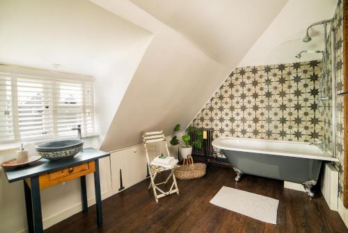 Stunning seaside cottage seconds from beach by Whitstable-Holidays, Fig Cottage