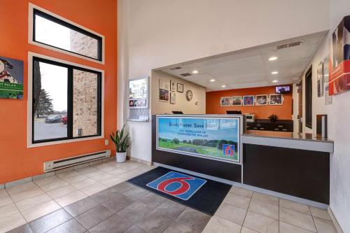 Lobby, Motel 6 Lakeville, MN - South - Lakeville in Lakeville (MN)