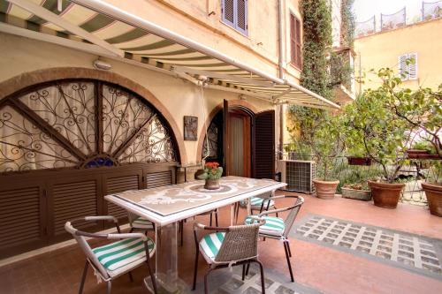 Navona Gallery Suites, Рим (фото 9)