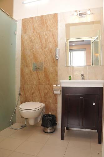 Deluxe Double Room with Balcony image 4