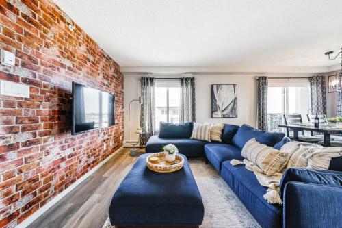 Bright Luxe Condo, AC, Top Floor, King Bed, Balcony!