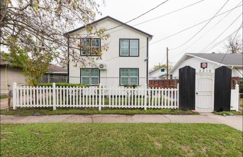 Beautiful 2 Bedroom Apt Near Medical Center, Midtown, Downtown Area