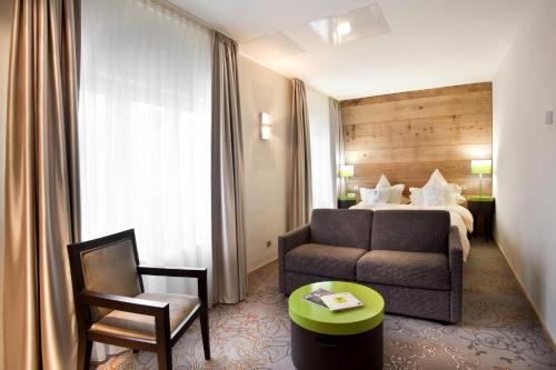 1 king bed, 2 twin beds, 1 sofa bed