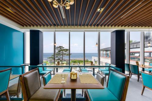 Restaurant, Stanford Hotel & Resort Jeju in Aewol