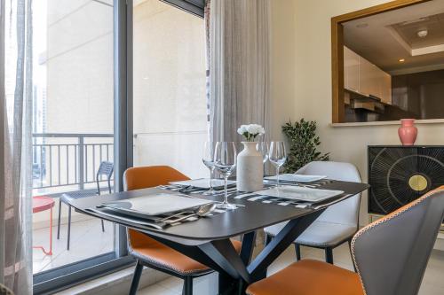 Apartment in Downtown with Study Room - image 9