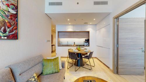 Stylish Apartment Balcony and Sea Views - image 10