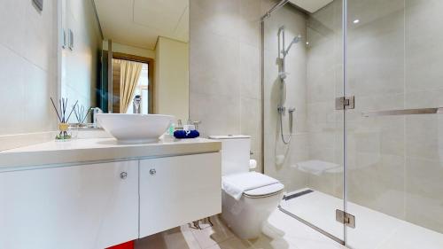 Stylish Apartment Balcony and Sea Views - image 12