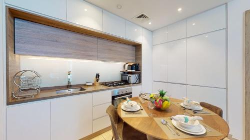Stylish Apartment Balcony and Sea Views - image 14