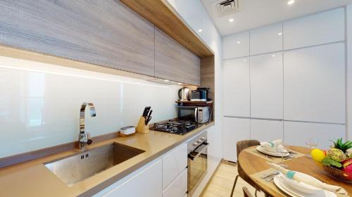 Stylish Apartment Balcony and Sea Views - image 7