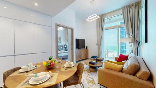 Stylish Apartment Balcony and Sea Views - image 10