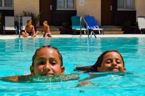 Aparthotel Novo Sancti Petri - image 11