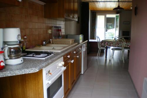 virtuve, gîte 3 à 5 personnes (gite 3 a 5 personnes) in Epron (Lower Normandy)