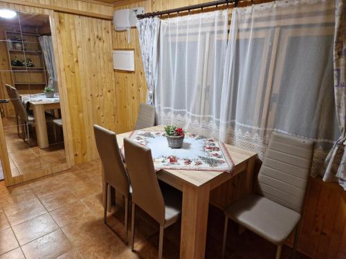 Chata Tokarka - Richňavské jazerá (Chata Tokarka - Richnavske jazera) in Štiavnické Bane