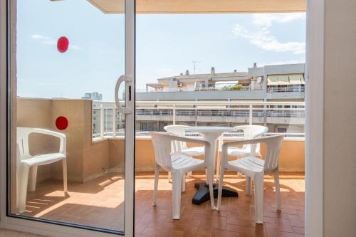 One-Bedroom Apartment image 4