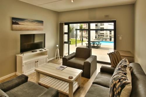 Zona de TV/saló-bar comuns, Apartament de  m2 amb 2 habitació i 1 bany privat a Skiathos (Nivica Lifestyle Living 18, Langebaan, 4-sleeper) in Olifantskop