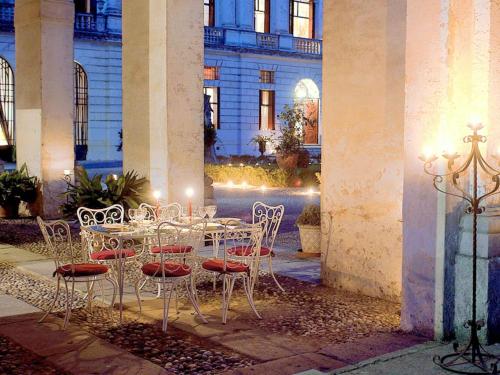 Historic Venetian Style Castle in Piombino Dese with Pool