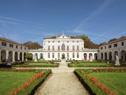 Historic Venetian Style Castle in Piombino Dese with Pool