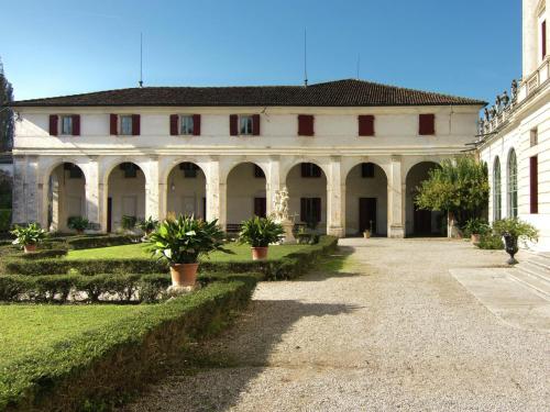 Historic Venetian Style Castle in Piombino Dese with Pool