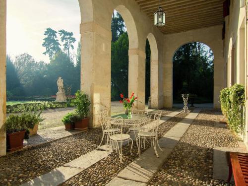 Historic Venetian Style Castle in Piombino Dese with Pool