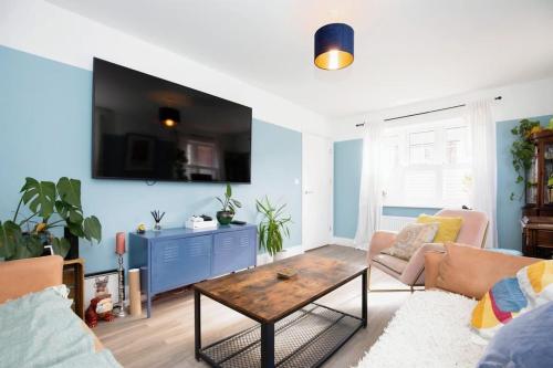 Sleeps 8 - Warwickshire House, Gym, Parking