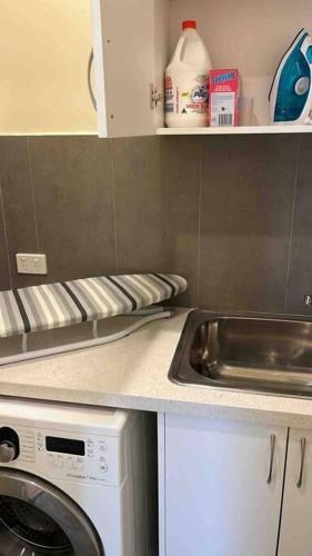 Spacious & Sunny 2BR with garage,11 min to airport