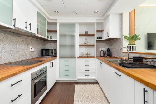 ON OFF HH- DUBAI MARINA- Spacious Stylish 1BR - image 5