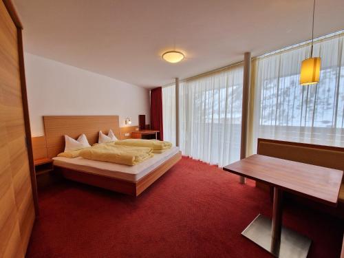 3 queen beds