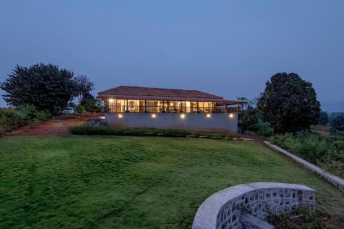 Viesnīcas āriene, SaffronStays Anantham - 3BR Pet-Friendly Kerala-Style Lakefront Villa with Verandah & Views in Kamshet