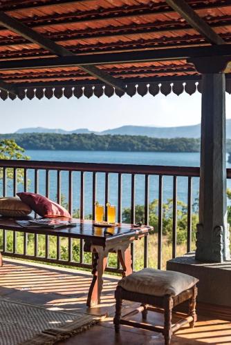 Iekārtas, SaffronStays Anantham - 3BR Pet-Friendly Kerala-Style Lakefront Villa with Verandah & Views in Kamshet