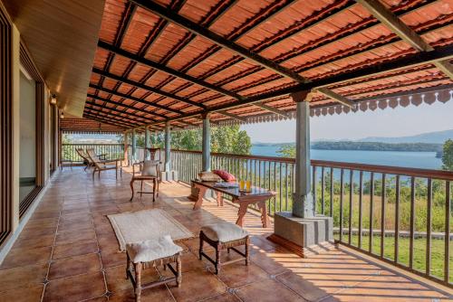 SaffronStays Anantham - 3BR Pet-Friendly Kerala-Style Lakefront Villa with Verandah & Views - Chikhali