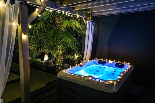 Гореща вана, Suites by Aix Keys avec jacuzzi privatif 5 min des plages Fouras in Saint-Laurent-de-la-Prée