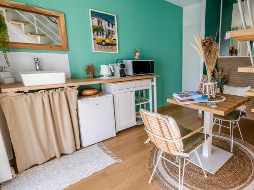 кухня, Suites by Aix Keys avec jacuzzi privatif 5 min des plages Fouras in Saint-Laurent-de-la-Prée