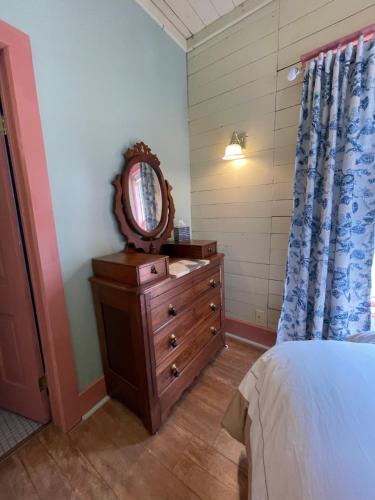 Carriage House Bed & Breakfast - image 6