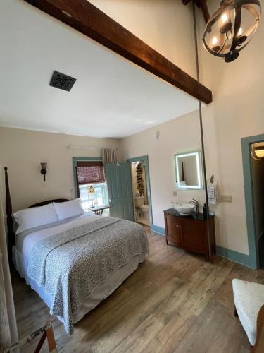 Carriage House Bed & Breakfast