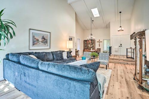 Chic Fountain Valley Getaway Near Theme Parks in 芳泉谷